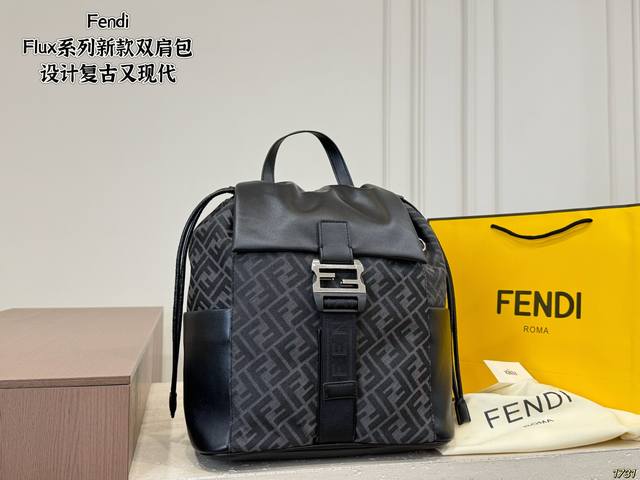 P340 芬迪Fendi Flux双肩包 Fendi Flux系列双肩包，经典Ff印花帆布+棕色皮革拼接，复古又现代！金属扣件设计，开合方便又有质感。容量适中，