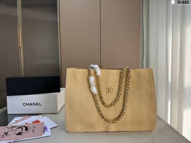 P330 D-432尺寸40×28 香奈儿 Chanel 草编包 绝绝子！背上立马想去度假的草编包～ 拉菲草草编包 来自马达加斯加的手工编织 俐落又时髦！夏天不