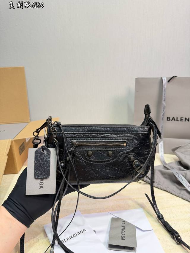 P270 巴黎世家机车包 Balenciaga 巴黎世家黑色 Le City Moto机车包小号 单肩斜挎手提多种背法，酷酷帅帅，男女同款休闲好搭配。尺寸：23