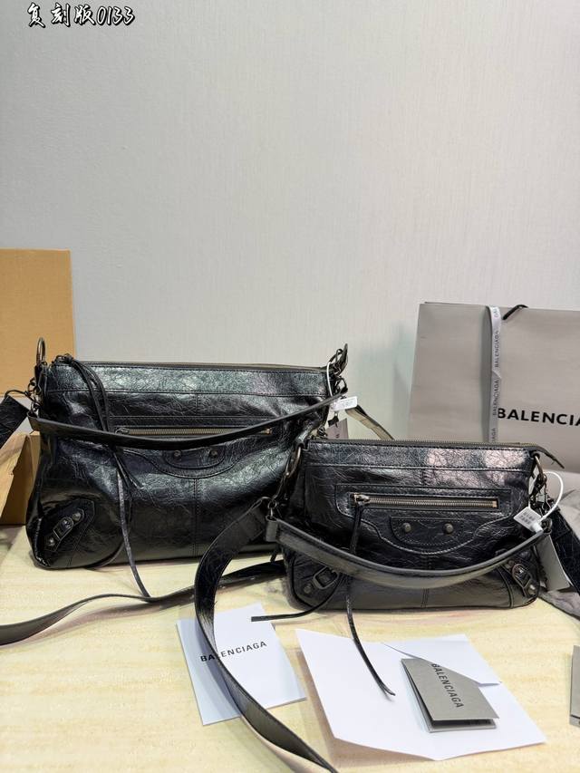 P360 P320 巴黎世家机车包 Balenciaga 巴黎世家黑色 Le City Moto机车包小号 单肩斜挎手提多种背法,酷酷帅帅,男女同款休闲好搭配。 P360 P320 巴黎世家机车包 Balenciaga 巴黎世家黑色 Le City Moto机车包小号 单肩斜挎手提多种背法,酷酷帅帅,男女同款休闲好搭配。