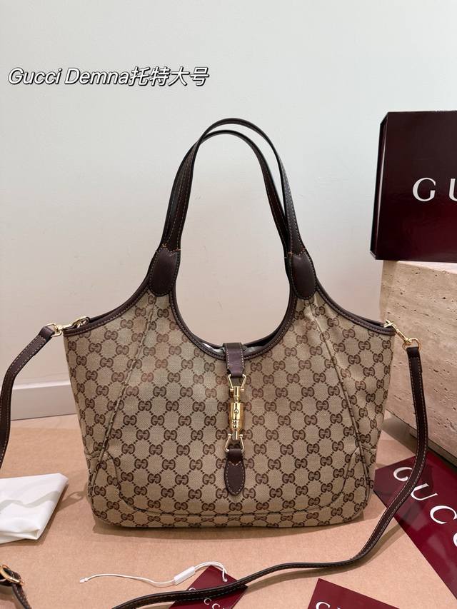 P340 原版布 无盒 Gucci By Demna 古奇托特包 经典的Jackie包型搭配Demna的设计巧思,不管是老花款还是全皮款都超有味道。老花款自带复 P340 原版布 无盒 Gucci By Demna 古奇托特包 经典的Jackie包型搭配Demna的设计巧思,不管是老花款还是全皮款都超有味道。老花款自带复