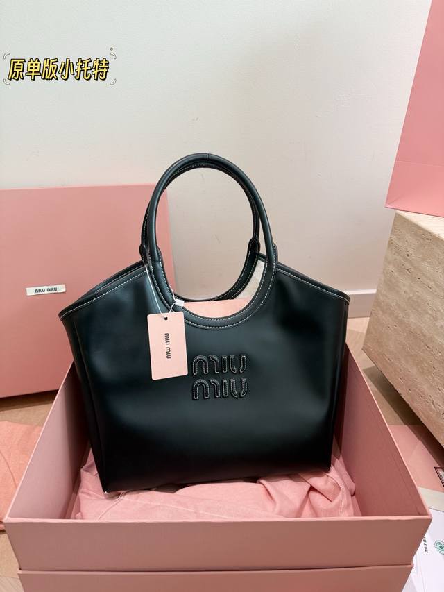 顶级原单牛皮 P400 Miumiu限定款托特包 简单又好看 Miumiu而且超级实用， #Miumiu新款包包 尺寸小号 28 22Cm