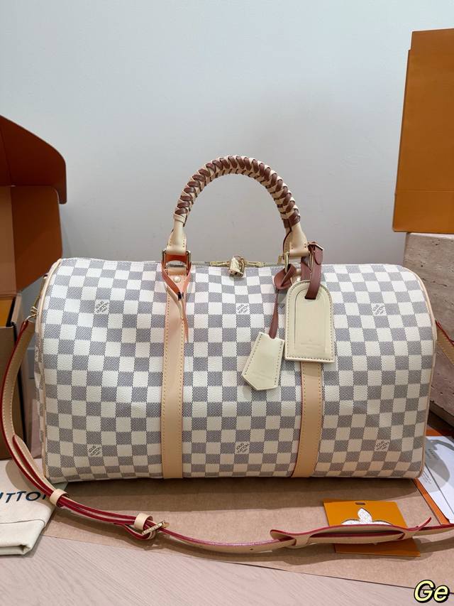 P330 Lv白棋盘格Keepall旅行袋 Lv白棋盘格Keepall旅行袋，经典Damier Azur帆布+牛皮饰边，清新优雅又耐用。45Cm容量，短途旅行或