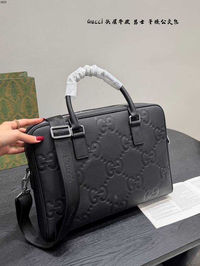 P390 Gucci头层牛皮压花浮雕工艺公文包 男包 电脑包 手提包 经典百搭 实物拍摄 高端品质 配送防尘袋 尺寸28 X 38 Cm。 P390 Gucci头层牛皮压花浮雕工艺公文包 男包 电脑包 手提包 经典百搭 实物拍摄 高端品质 配送防尘袋 尺寸28 X 38 Cm。