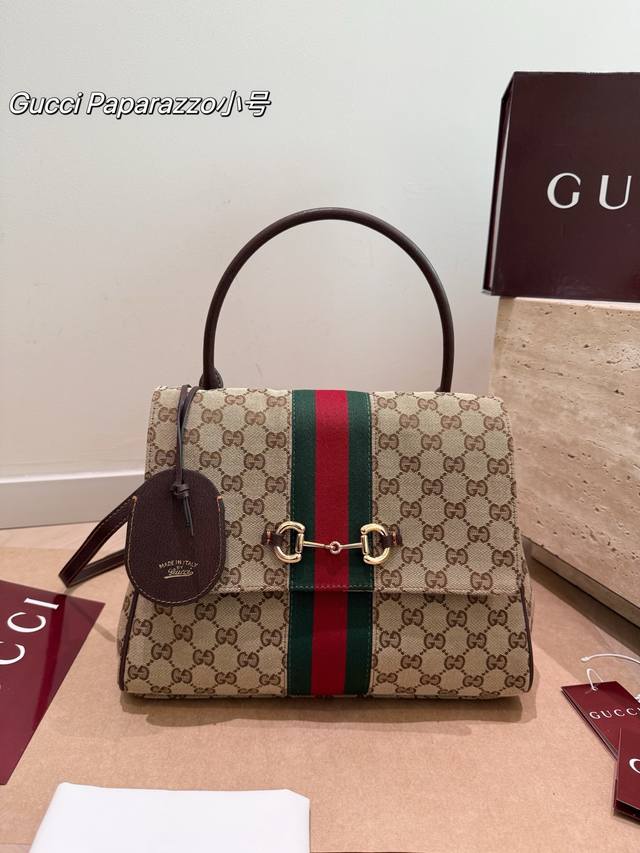 P350 小号 折叠礼盒 Gucci 酷奇 Paparazzo手提包 包包+鞋子的马衔扣+红绿织带Dna,把复古美学刻得明明白白 老花款慵懒随性,全皮款干练高级 P350 小号 折叠礼盒 Gucci 酷奇 Paparazzo手提包 包包+鞋子的马衔扣+红绿织带Dna,把复古美学刻得明明白白 老花款慵懒随性,全皮款干练高级