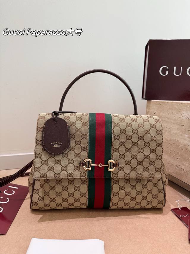 P360 大号 折叠礼盒 Gucci 酷奇 Paparazzo手提包 包包+鞋子的马衔扣+红绿织带Dna,把复古美学刻得明明白白 老花款慵懒随性,全皮款干练高级 P360 大号 折叠礼盒 Gucci 酷奇 Paparazzo手提包 包包+鞋子的马衔扣+红绿织带Dna,把复古美学刻得明明白白 老花款慵懒随性,全皮款干练高级