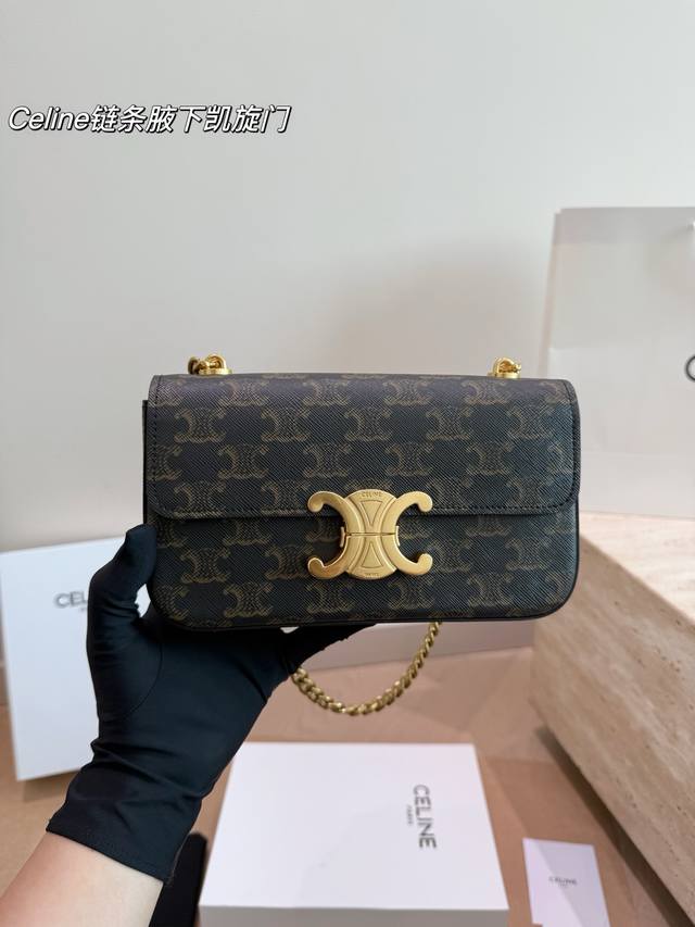 P260 配礼盒 Celine 凯旋门老花腋下包 Celine凯旋门老花腋下包，经典Triomphe系列，黑色老花牛皮+金色链条，复古又时髦！金属锁扣灵感来自巴