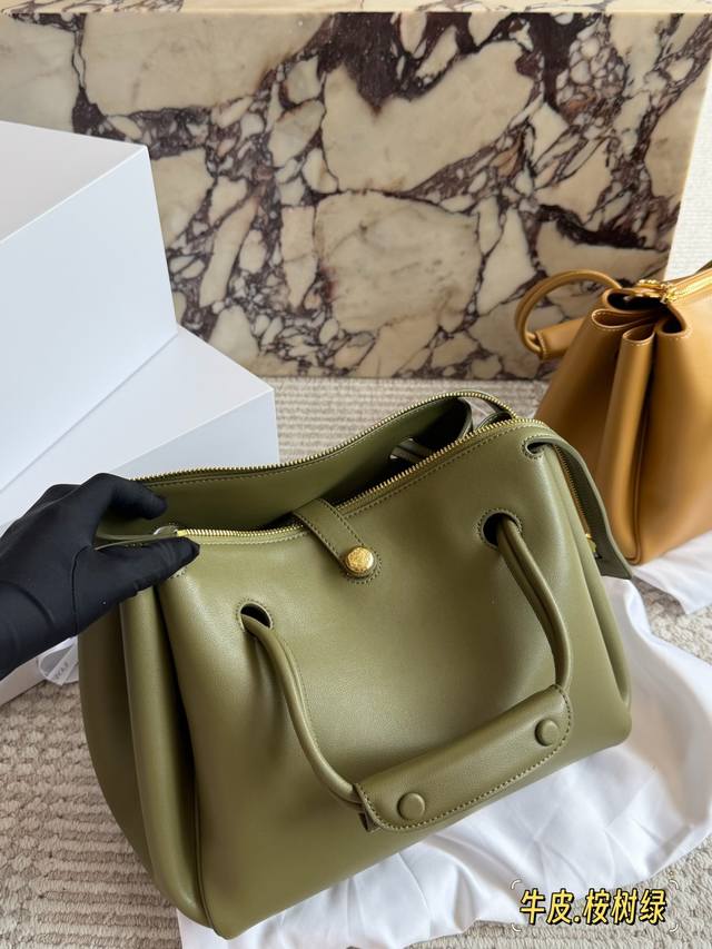 原版牛皮 400 配盒 Size：30*22Cm Loewe新款来喽 Loewe Madrid 空间超大，皮质超好！ 可调节肩带长度 适合多种携带方式！高级精致