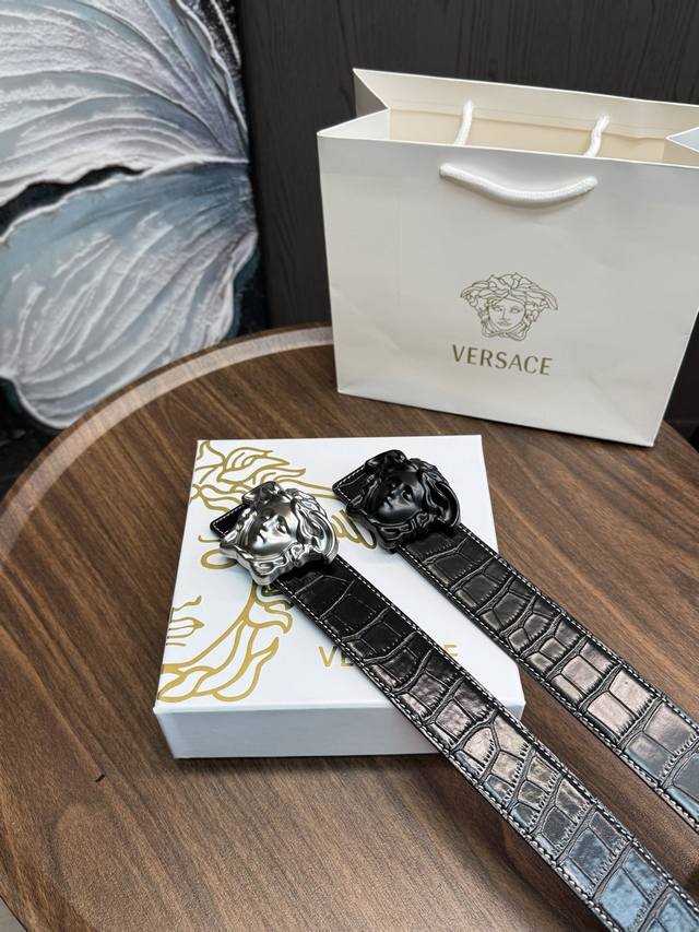 升级版 220 Versace！ ！高版本 全钢 腰带 原单牛皮皮带～热门款 皮带里面最火的啦～质量很好 全套包装！五金绝对不褪色 皮带头和专柜一样的哦～ 配礼