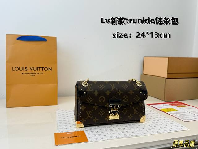 飞机盒折叠盒 P310 Lv横版Trunkie 太好看了吧 这只Trunkie有点类似邮差，很精致 有点爱上这只了，感觉超级好背！ Lv的经典元素这只大部分都有
