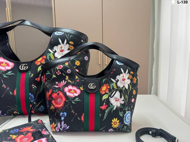 小P230 L-139尺寸40×24 26×18 Gucci 酷奇Gg老花绗缝托特包,经典双G老花帆布+波浪绗缝,复古又时髦。做旧金色双G扣件,细节满分!大容量 小P230 L-139尺寸40×24 26×18 Gucci 酷奇Gg老花绗缝托特包,经典双G老花帆布+波浪绗缝,复古又时髦。做旧金色双G扣件,细节满分!大容量