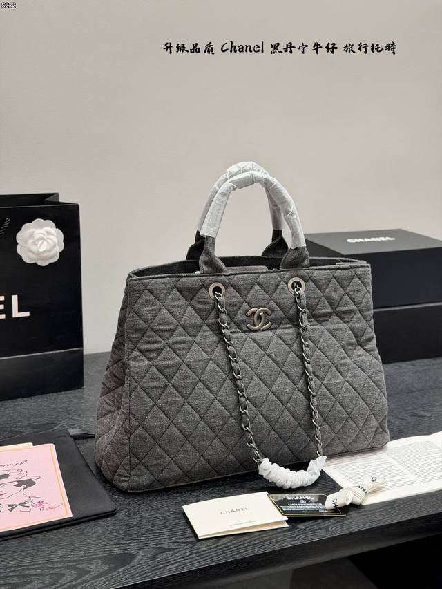 P270 Chanel香奈儿 黑丹宁牛仔链条包 香奈儿真的是仙气很多 还有手柄可以单肩的同时还能手提 容量真的是超大呀完全可以做旅行包用了 如果考虑大容量的包就
