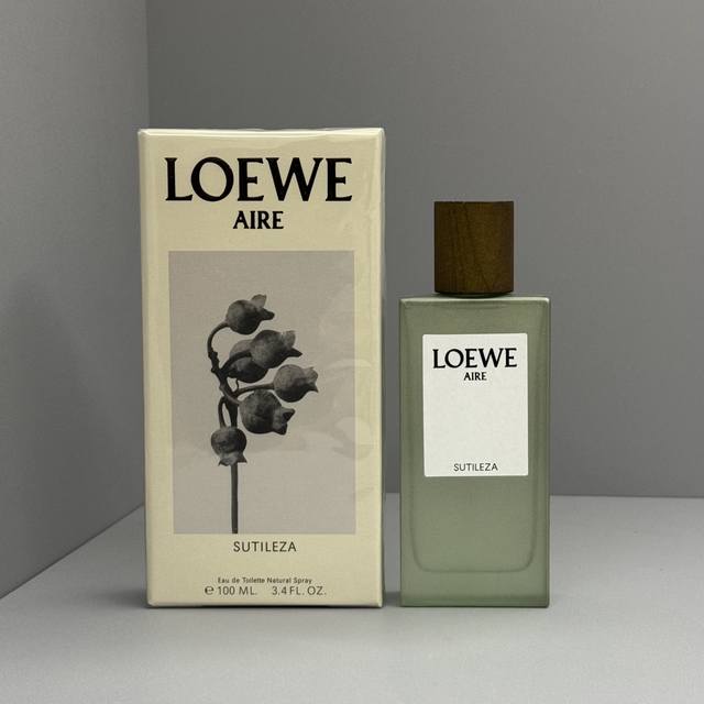 120原单品质 罗意威奇迹天光女士淡香水100Ml实拍现货 Loewe Aire Sutileza 马德里天光系列中花香最迷人、感觉最微妙的诠释。 这款花香清新