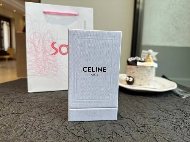 130原单品质 赛琳Celineblack Tie礼服香水Celine Black Tie礼服香水属于高级时装设计师的香水，以气味传神演绎自己的时装风格，展现对