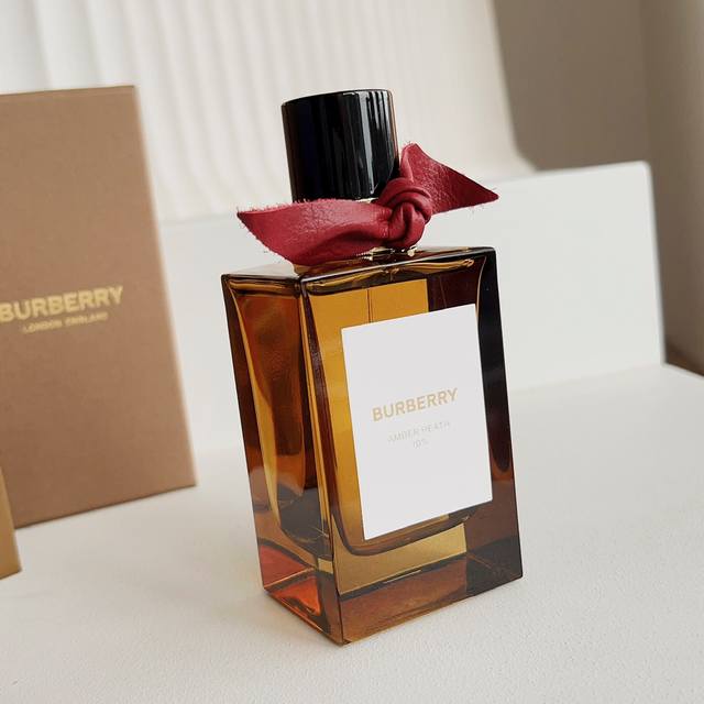 130原单品质 .巴宝莉Burberry 高定香水 琥珀石楠 Burberry琥珀石楠，我愿称之为琥珀香之神 喜欢木质调的姐妹。这款真的值得购入！ 非常纯粹好闻