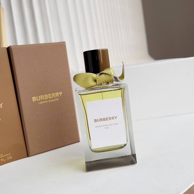 130原单品质 巴宝莉Burberry高定山楂花 香水 姐妹们我不仅是美甲大户也是香水大户 今年最爱的香水之一就是这款巴宝莉的山楂花了 包装：小样皮蝴蝶结，金属