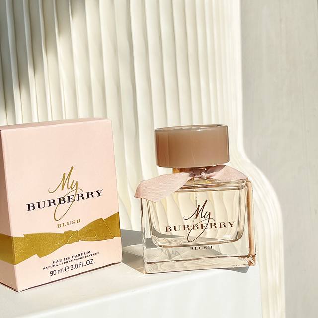 120原单品质 巴宝莉花之菲让你爱到癫狂的香水Burberry My Burberry Blush Eau De Parfum 巴宝莉花之绯香水首先 香水的瓶身
