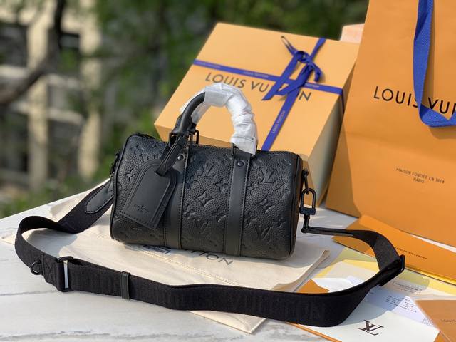 P940 尺寸：22 X 18 X 8Cm 海外渠道订单！Lv Keepall25系列全皮邮差包，本款 S Lock 邮差包由 Monogram Macassa