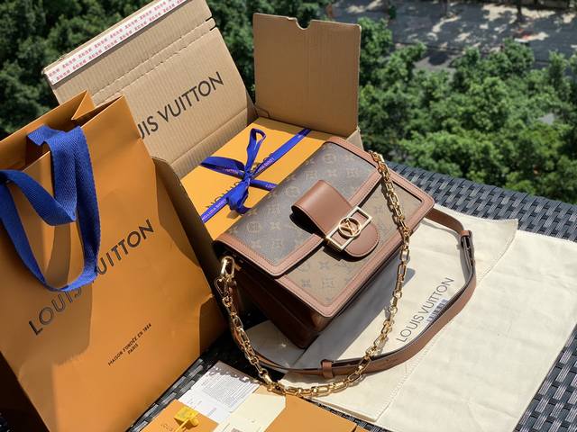 P1070 中号尺寸25 X 17 X 10.5 Cm这款达中号比起小号多配备了一条五金肩带，两种肩带可以随意搭配，解锁更多新玩法！100%保证是海外渠道！10