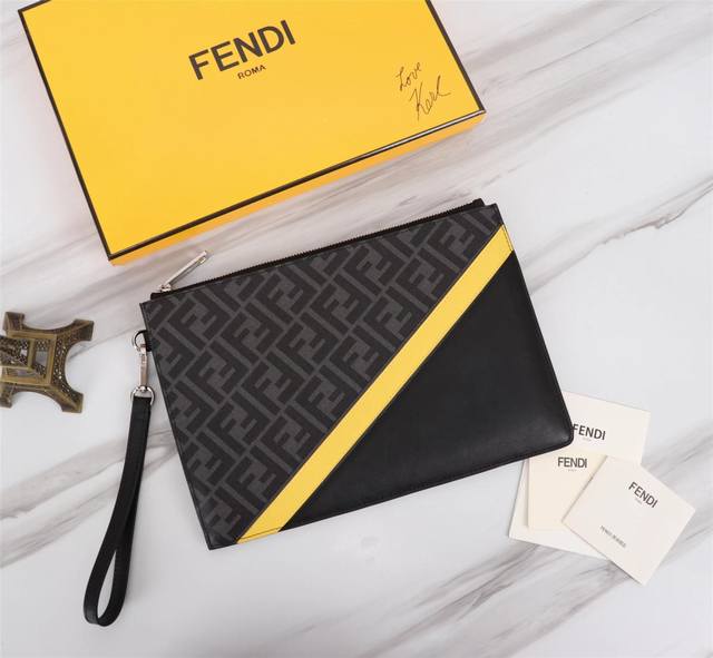340 原单芯片版 品牌: Fendi 芬迪 款号: 风琴Pvc黄手包 货号: 168568 颜色: 黑色 尺寸: 30202 材质: 头层进口纳帕牛皮+双字母