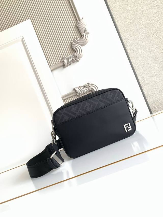 490. Original chip version. Brand: Fendi. Style: New PVC Camera Bag. Color: Blac