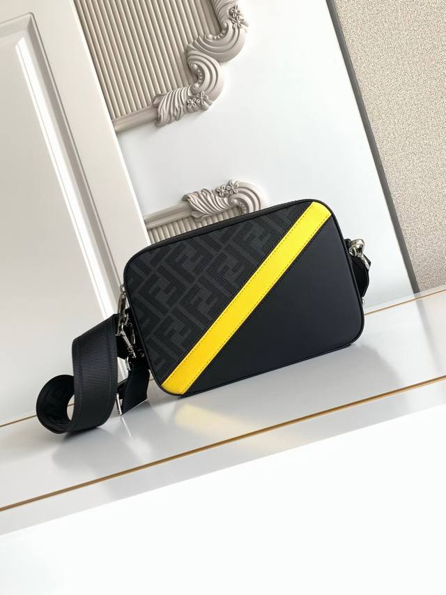 440. Original chip version. Brand: Fendi. Style: New PVC Yellow Camera Bag. Colo