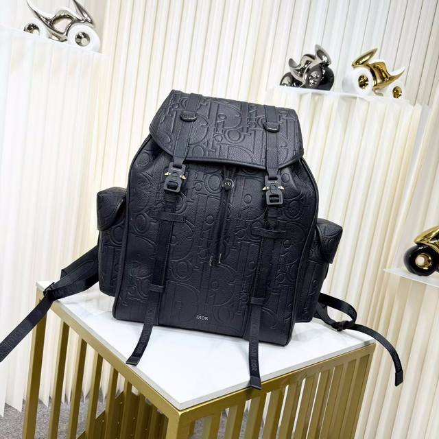 910 市场最高版本 原单品质 正品打版 保证进口头层牛皮,拒绝二层皮,拒绝超纤皮 这款 Dior Hit The Road 翻盖双肩背包将现代风格与 Dior 910 市场最高版本 原单品质 正品打版 保证进口头层牛皮,拒绝二层皮,拒绝超纤皮 这款 Dior Hit The Road 翻盖双肩背包将现代风格与 Dior