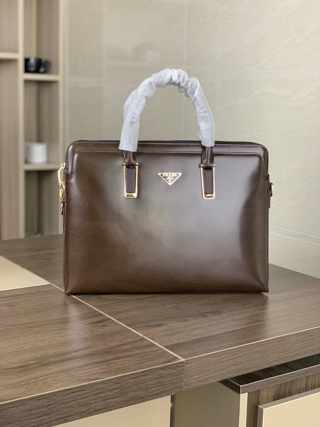590。顶级专柜老鼠高端狠货 最新火款普拉达进口花皮纹密码锁手提公文包火爆款大量出货啦,叫嚣专柜货顶级原单货纸上谈兵吹牛皮的咱不会，请让狠货说话。款式可以复制抄