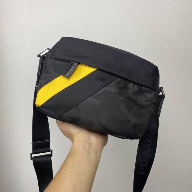P420 原单P家普拉达 专柜经典款休闲单肩斜挎包，面料采用进口防水布配进口小牛皮，装饰独有的品牌Logo机编织带，包形休闲时尚易搭配，男女通用款，非常超值的一