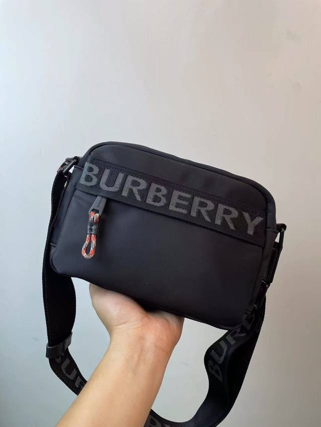 P420 原单Burberry 巴宝莉 专柜经典款休闲单肩斜挎包，面料采用进口防水布配进口小牛皮，装饰独有的品牌Logo机编织带，包形休闲时尚易搭配，男女可以非