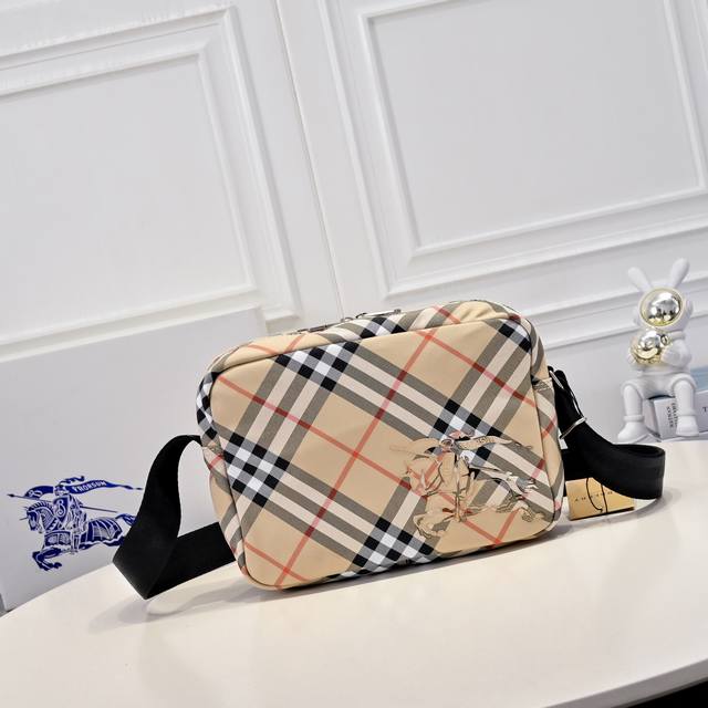 350。斜背包，装饰精纺 Burberry 格纹。点缀马术骑士徽标 Ekd 贴花，采用纯色内衬设计。搭配 B 字型拉链头，设有 1 个外口袋，可容纳各种小物件。
