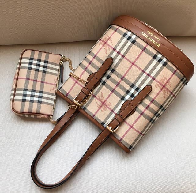 升级版 330。 B家 中古水桶包 每个包都另送一个小包，都可以单独使用 肩带可以调节长短可以单肩 手提 手腕 中古就是那种百看不厌，百搭经典的包包！款号840