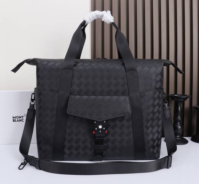 880 Montblanc全新万宝龙风尚3.0系列M扣 大号旅行袋 经典黑 型号：Mb129968# 材质：压花头层牛皮 包装：专柜同步包装 礼品袋.包装纸另购