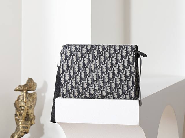 360市场最高版本 原单品质 正品打版 保证全头层进口牛皮,拒绝二层皮,拒绝超纤皮 配盒子 礼品袋 A5 三角形手拿包 米色和黑色 Oblique 印花面料 编 360市场最高版本 原单品质 正品打版 保证全头层进口牛皮,拒绝二层皮,拒绝超纤皮 配盒子 礼品袋 A5 三角形手拿包 米色和黑色 Oblique 印花面料 编