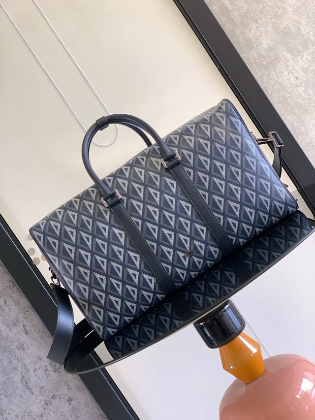 880。顶级原单 这款 Dior Lingot 50 行李袋是 Dio 全新的经典单品,实用而优雅。采用迪奥蓝 Cd Diamond 图案帆布精心制作,从 Di 880。顶级原单 这款 Dior Lingot 50 行李袋是 Dio 全新的经典单品,实用而优雅。采用迪奥蓝 Cd Diamond 图案帆布精心制作,从 Di