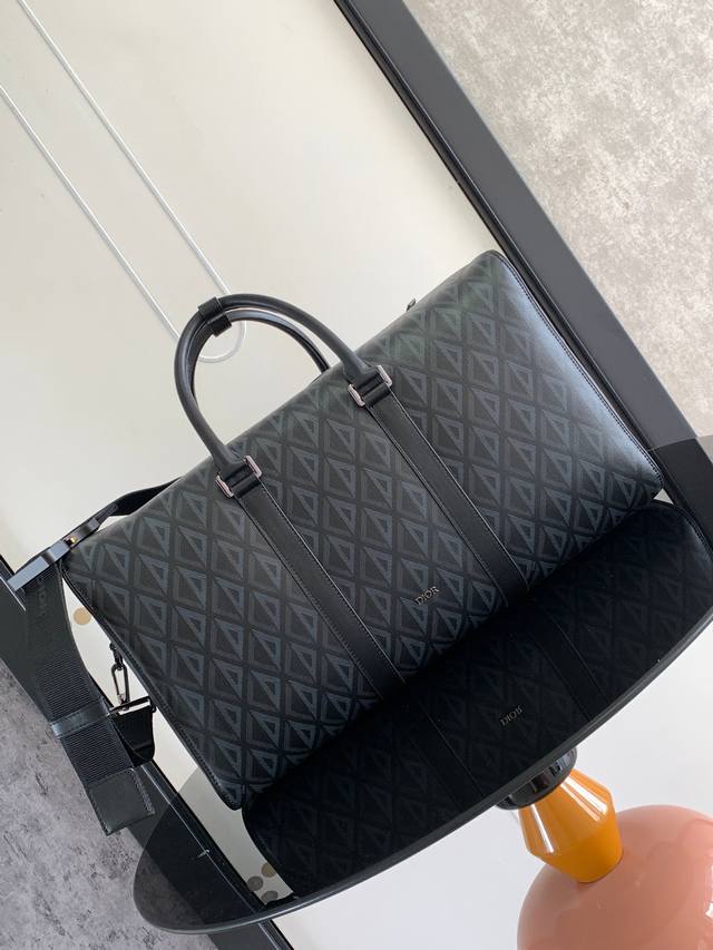 880。顶级原单 这款 Dior Lingot 50 行李袋是 Dio 全新的经典单品,实用而优雅。采用迪奥黑 Cd Diamond 图案帆布精心制作,从 Di 880。顶级原单 这款 Dior Lingot 50 行李袋是 Dio 全新的经典单品,实用而优雅。采用迪奥黑 Cd Diamond 图案帆布精心制作,从 Di