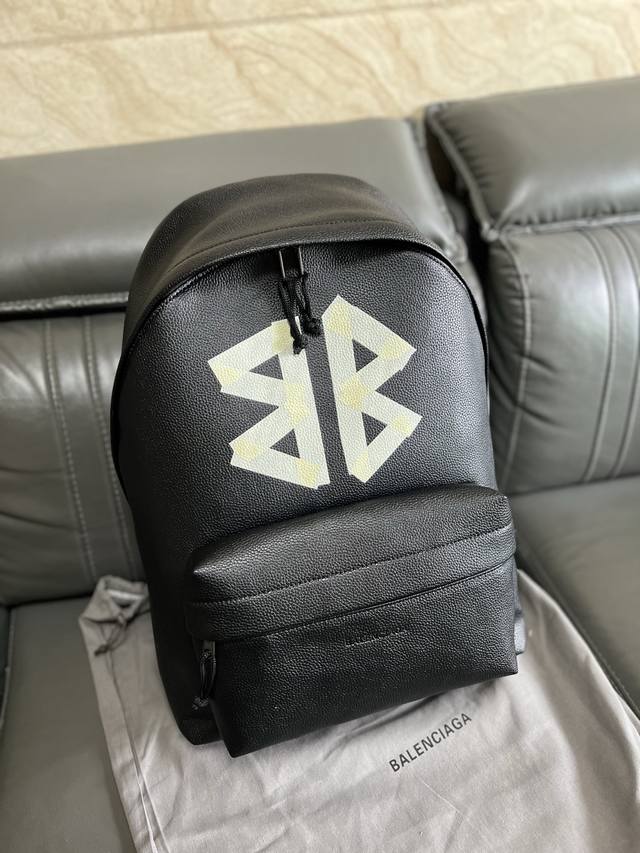 原单跑量P600 今日新品 独家 Balenciaga Le Icty 2025Ss新款荔枝纹书包背包双肩包 巴黎世家 这一季越出越时尚，采用小牛耐磨实用 手感