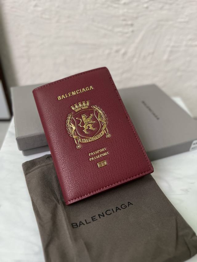 原单跑量P200 Passport半哑光柔软纹理牛皮革护照夹 半哑光柔软纹理牛皮革 护照夹 正面饰以Balenciag标识印花 4个卡槽 1个平袋 尺寸：长9.