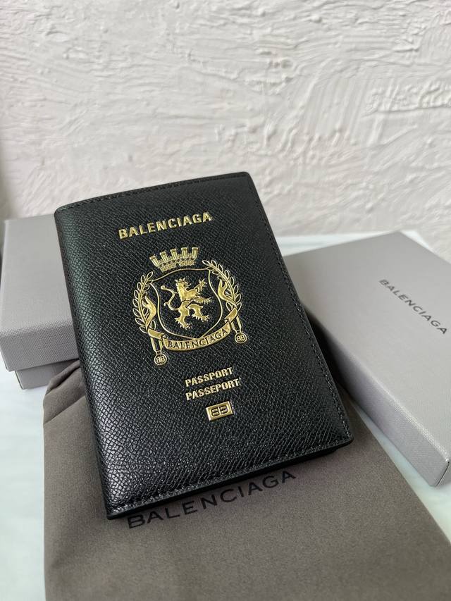 原单跑量P200 Passport半哑光柔软纹理牛皮革护照夹 半哑光柔软纹理牛皮革 护照夹 正面饰以Balenciag标识印花 4个卡槽 1个平袋 尺寸：长9.