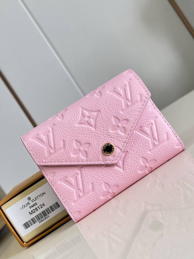 P490 独家实拍 M28124 本款 Victorine 钱夹取材 Monogram 帆布，以柔婉格调囊括功能元素，内设卡片夹层和收纳纸钞及硬币的口袋。12