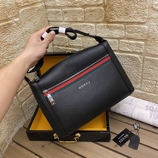 P440 大容量 型号1313-2 G家休闲斜挎包 颜色 黑色～高端品质 顶级做工 材质 古奇专柜代购新款原厂进口头层牛皮正宗进口古奇五金及拉链皮质柔软手感独特