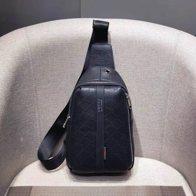 P470 型号：33229-2#Black 原单货 进口五金配手腕扣 专柜原单，男包胸包爆款 专柜同步，原版进囗头层牛皮，高端麦！ 意大利原版牛皮，欢迎对比高雅