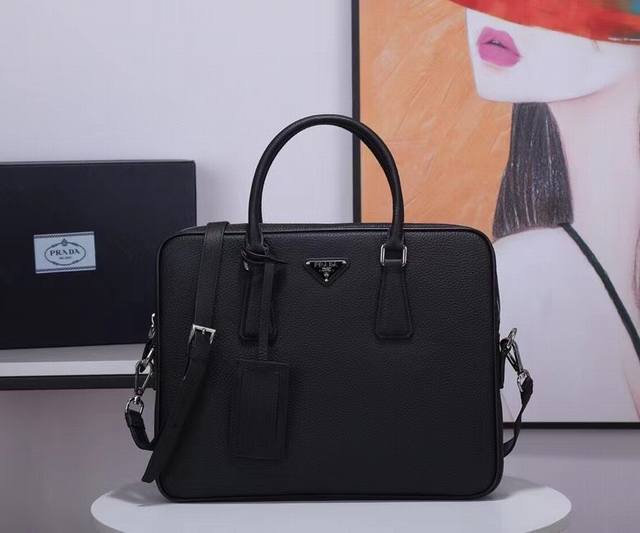 P590专柜正品有售 顶级质量 Prada 型号：2Ve368-8 尺寸：36X28X4 Prada公文包专柜最新款式，新款首发原单品质 意大利进口Saffia