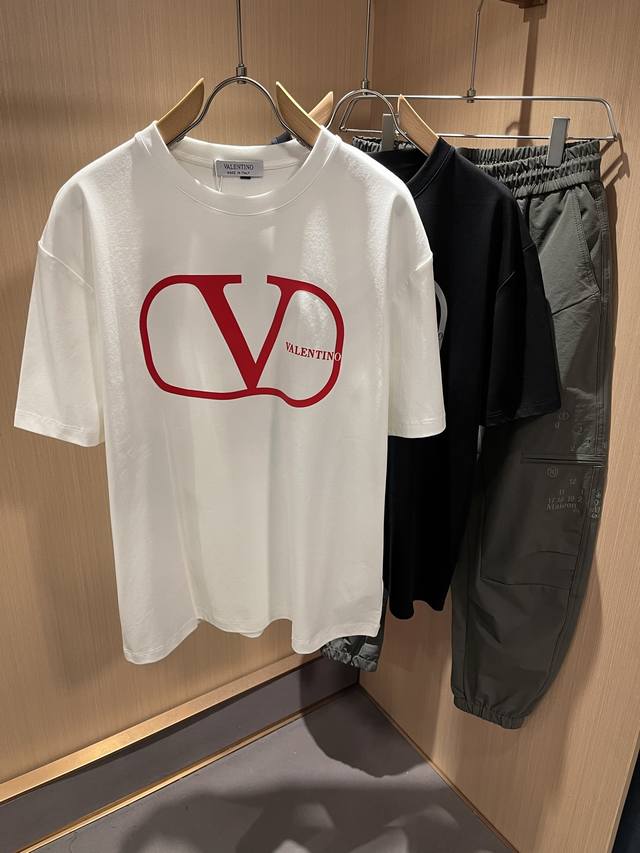 P220 Valenti*O华伦*奴～柜台款、2026春夏新款短袖T恤衫，胸前Logo压绒设计！简单时尚而年轻，百搭风格，上身感很年轻优雅！永远不会过时。各大柜