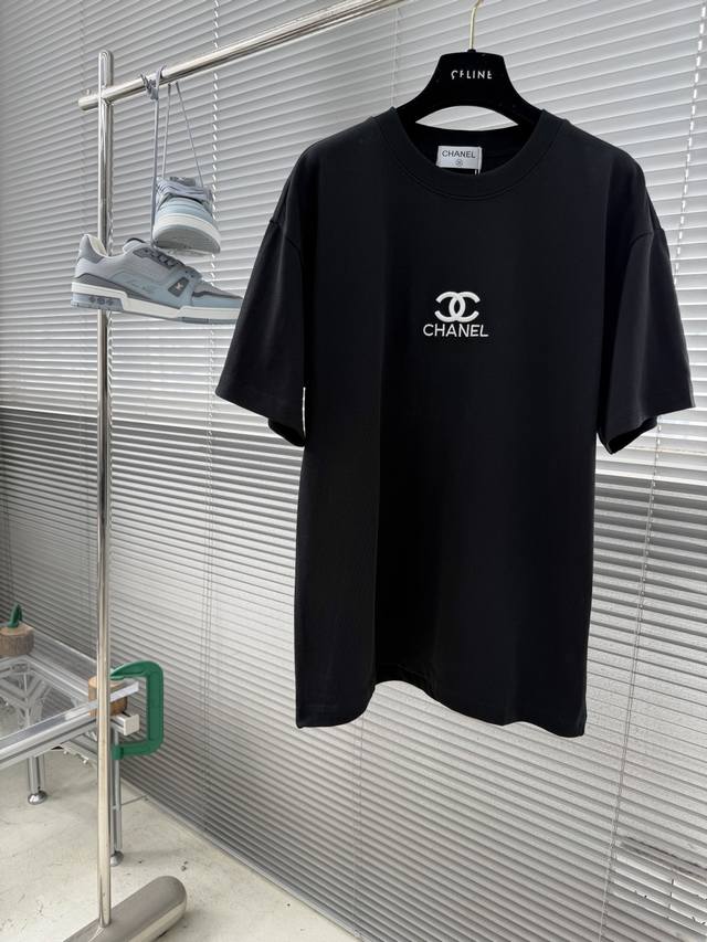 P180 -Chane* Double C Embroidered Logot T-shirt. The loose fit is made of 270g d