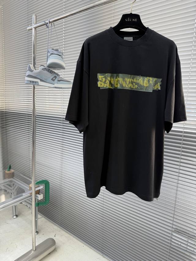 P170 -Balenciag 胶带涂鸦短袖 定制云柔沁棉平织 细腻柔软 亲肤舒爽 雾感本白清透无染 敛尽浮华锋芒 正面缀以Messy Spray艺术作品 撷取