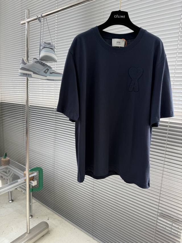 P170 -Ami Paris 钩针编织爱心短袖 定制精梳柔密棉 细腻柔软 舒适贴肤 奶杏白底色温润治愈 柔光敛藏温柔 松弛诠释本真 胸前钩织爱心徽标悄然绽放