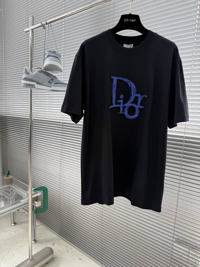 P220 -Dio 2026春夏新款短袖T恤！~既经典有时尚百搭，谁不爱啊，将经典再次展现，非常的耐看，自带低奢光环与辨识度！传统的品牌理念和现代化的先进技术进