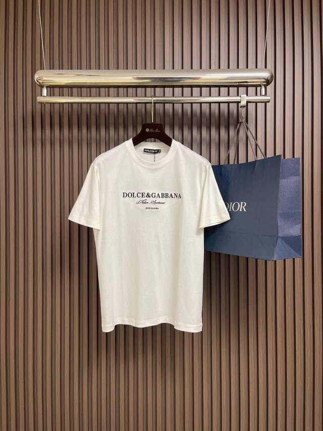 P210Dolce Gabbana Dg 2026Ss夏季新款基础丝光棉圆领短袖T恤,字母仔章休闲圆领短袖T恤衫!客供进口高支高密80支双股丝光棉面料,软糯细腻 P210Dolce Gabbana Dg 2026Ss夏季新款基础丝光棉圆领短袖T恤,字母仔章休闲圆领短袖T恤衫!客供进口高支高密80支双股丝光棉面料,软糯细腻