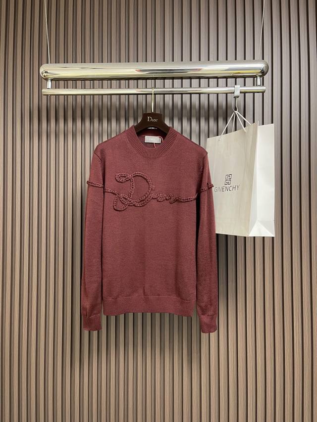 P300Dior Ribbon 针织毛衣，定织云绒绵羊毛料，以Dior Ribbon为灵感原点 品牌字样化作立体绳结纹样，诠释Dior式优雅的永恒生命力。如丝带